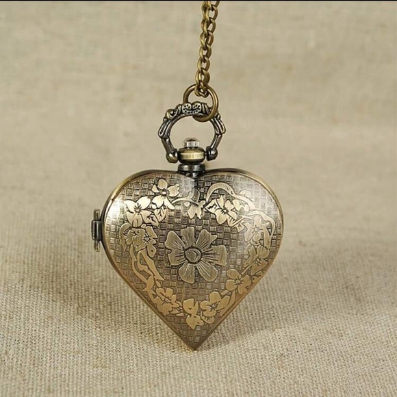 NEW❤️ Vintage Silvery Heart watch - Picture 3 of 13